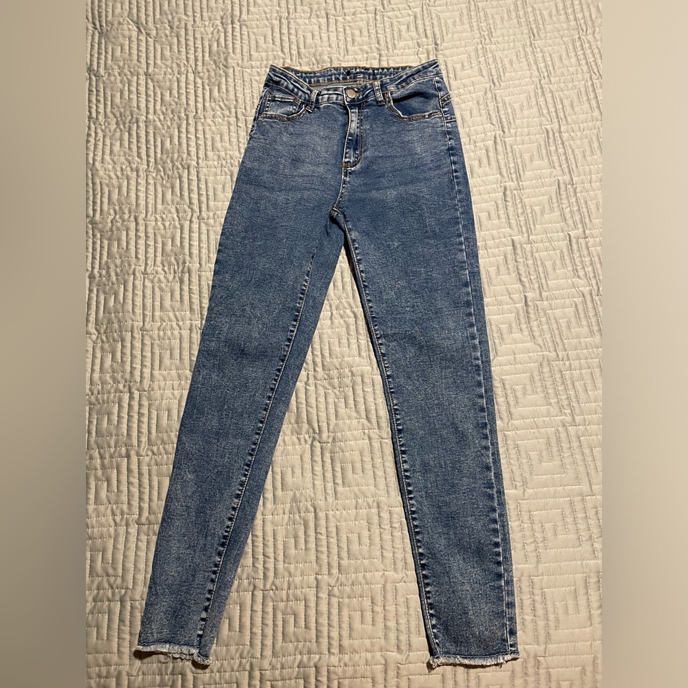 Medium Wash NEVER WORN blue jeans full length fringe bottom- so cute and trendy!